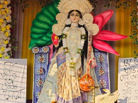 The Saraswati idol decorated with marigolds